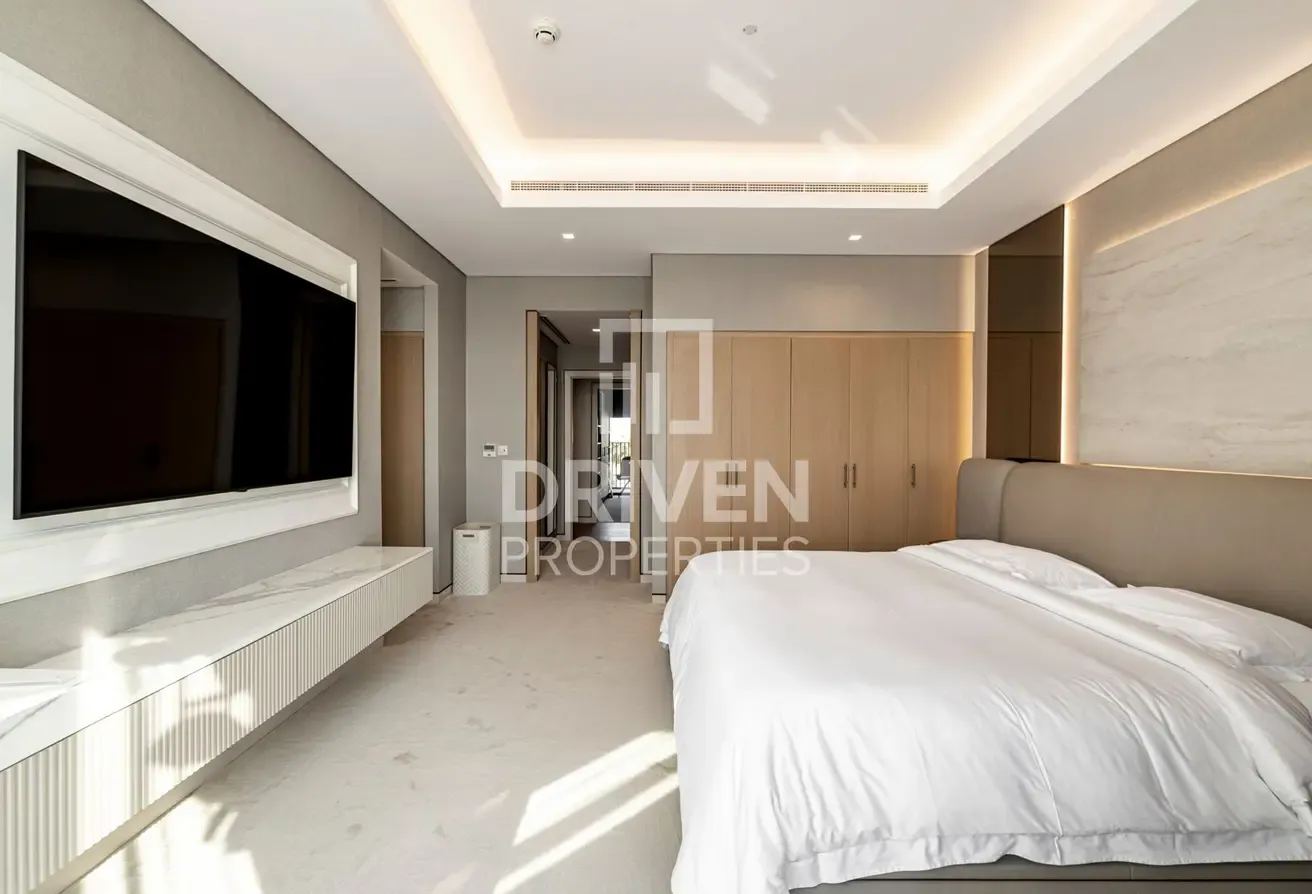Prestigious Villa with Sea and Skyline View