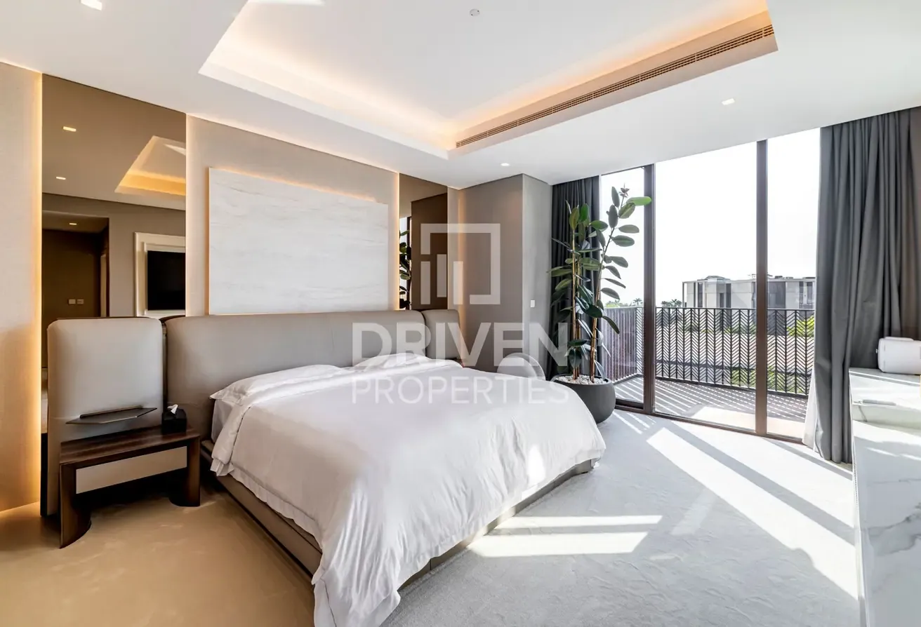 Prestigious Villa with Sea and Skyline View