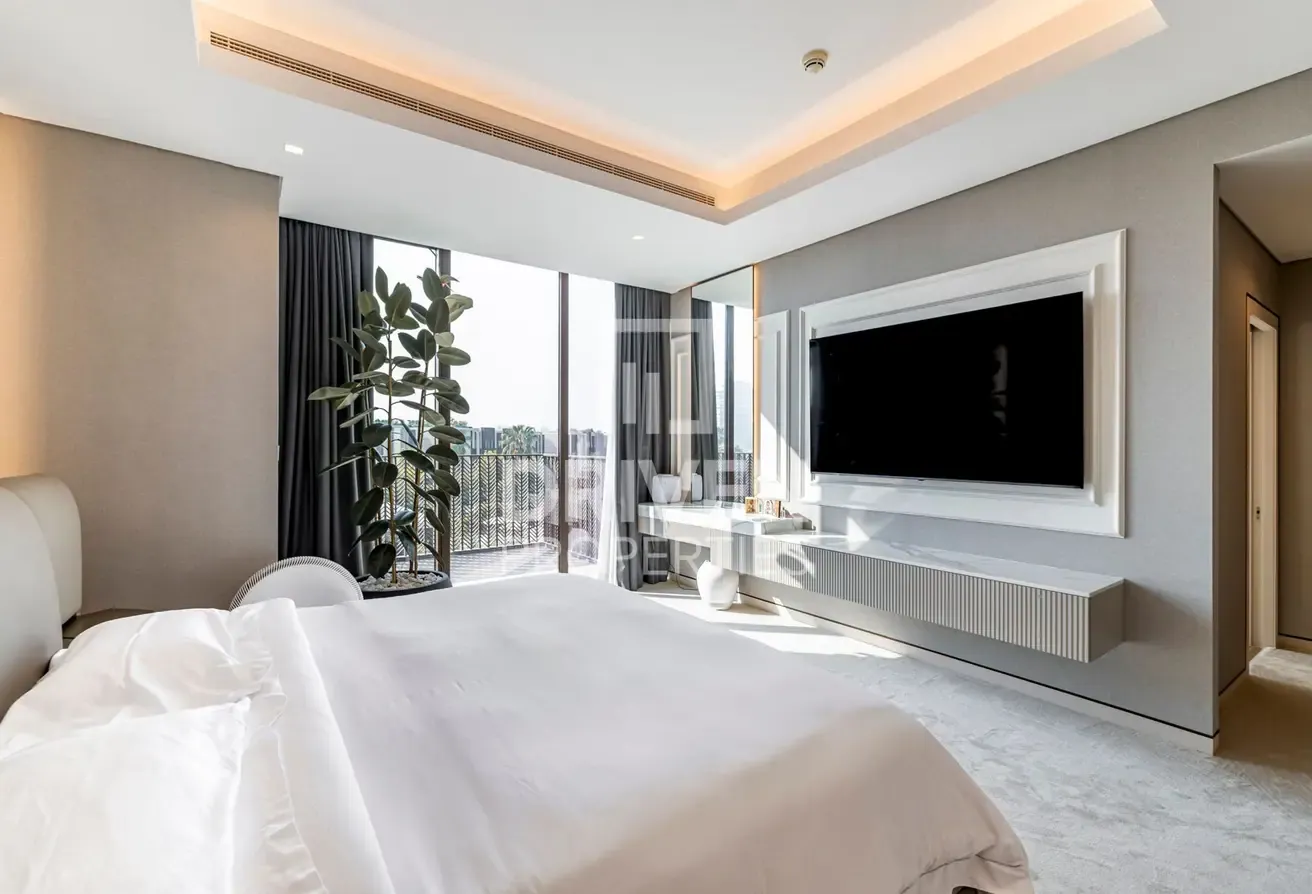 Prestigious Villa with Sea and Skyline View
