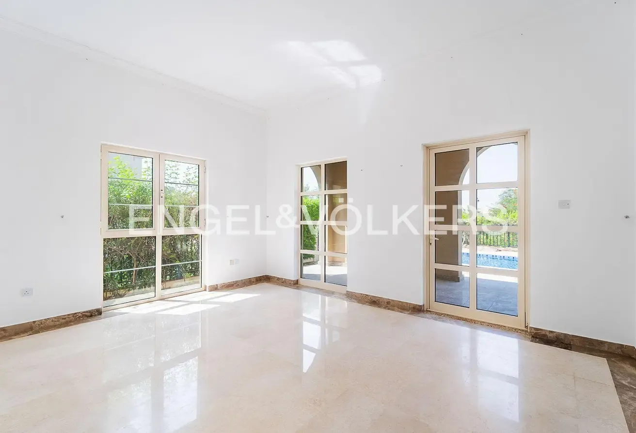 Skyline View | Park Backing | Renovation Opp