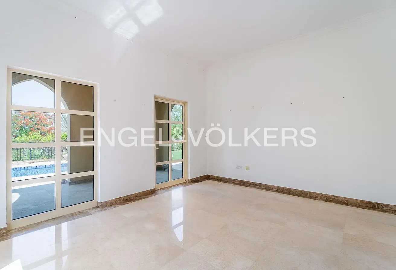 Skyline View | Park Backing | Renovation Opp