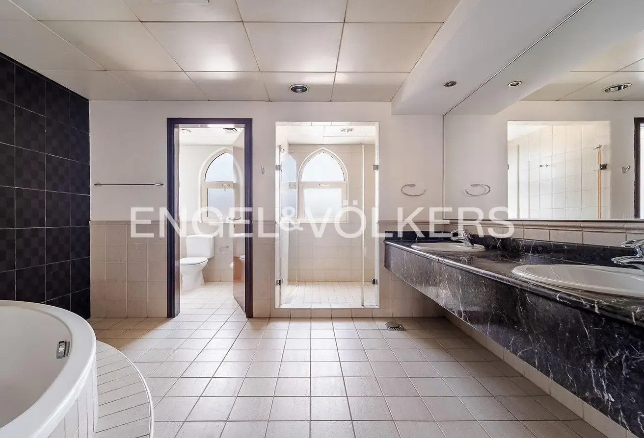 Skyline View | Park Backing | Renovation Opp