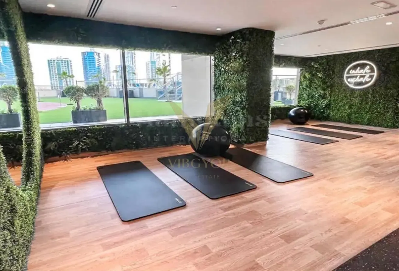 Modern Studio Apartment with Parking and Amenities