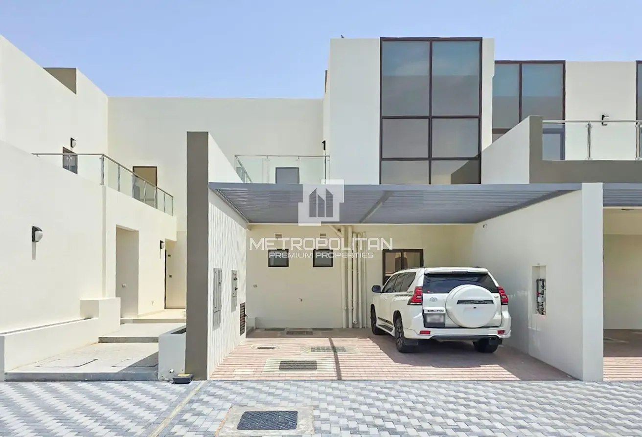 Spacious Layout | Single Row | Corner Unit | Vastu