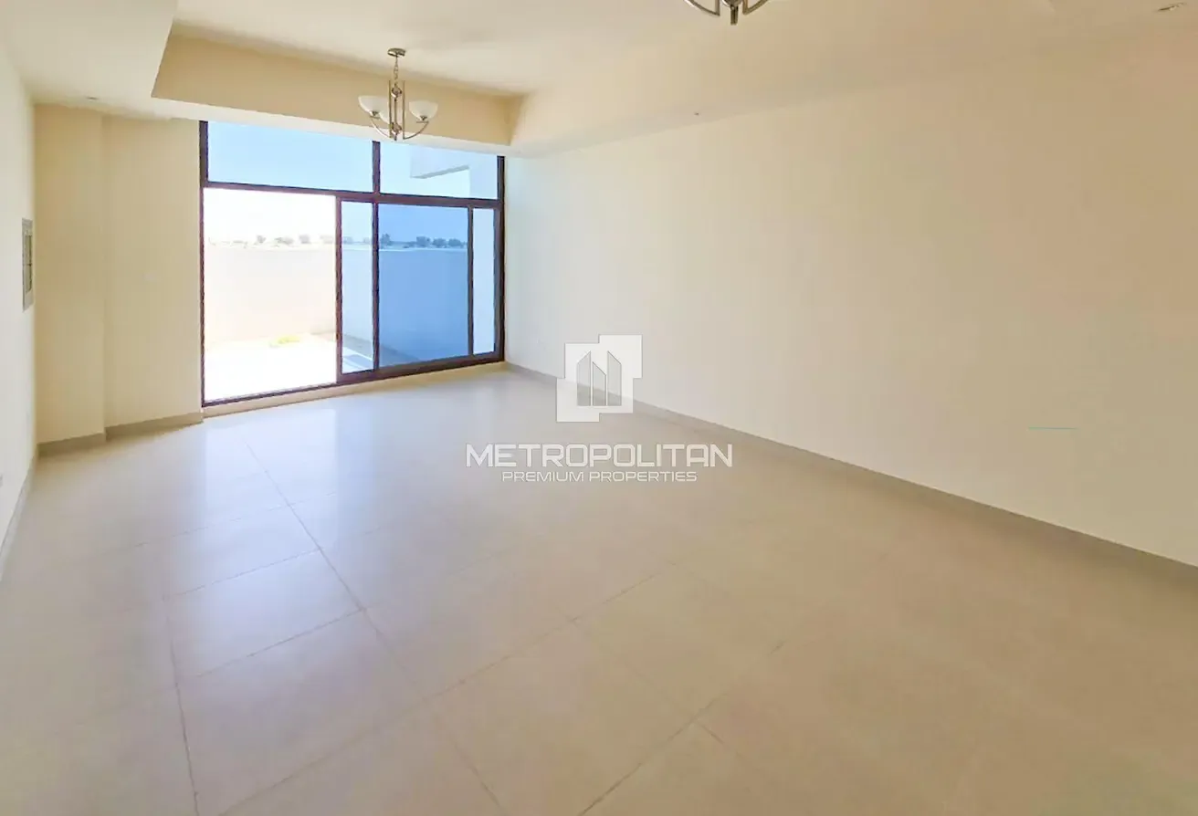 Spacious Layout | Single Row | Corner Unit | Vastu