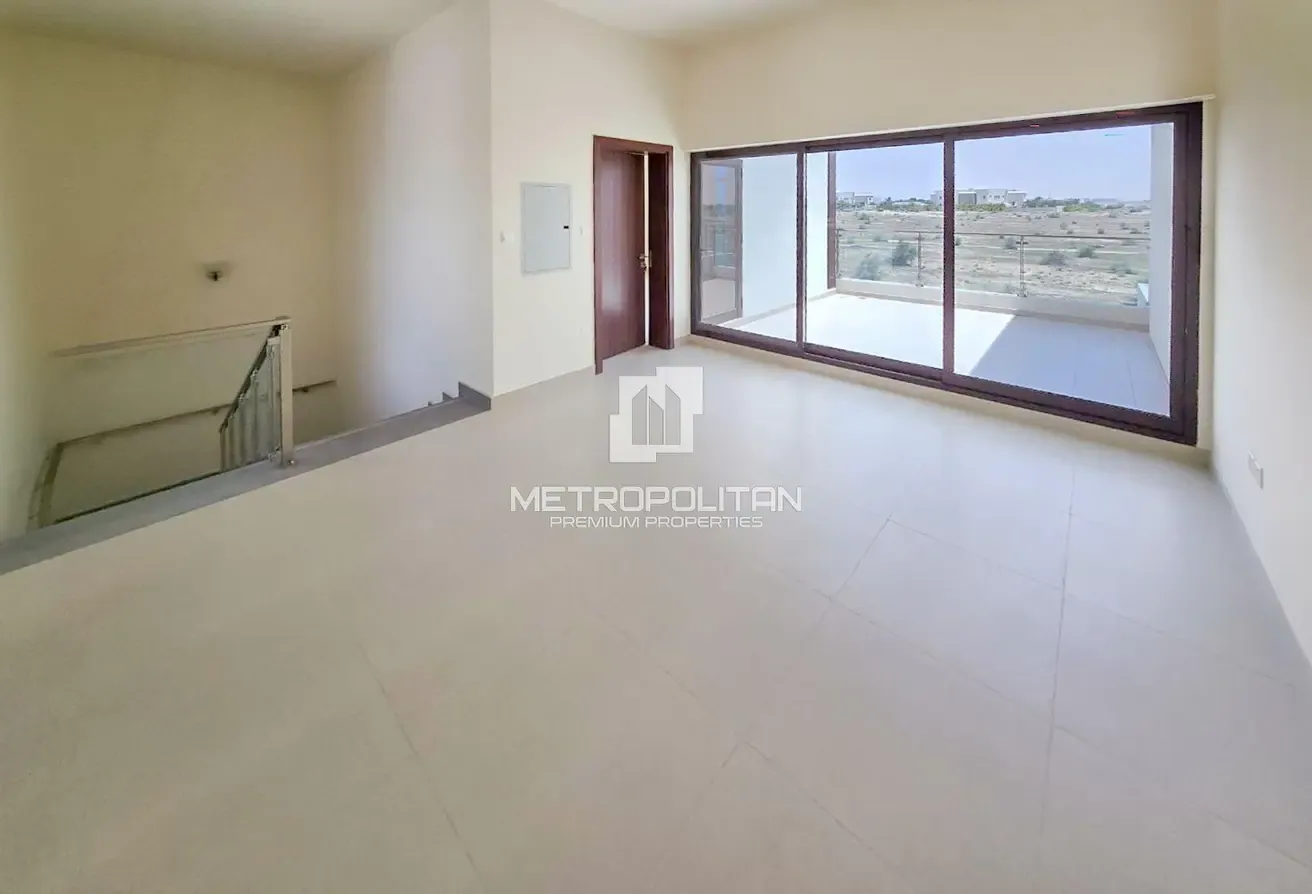 Spacious Layout | Single Row | Corner Unit | Vastu