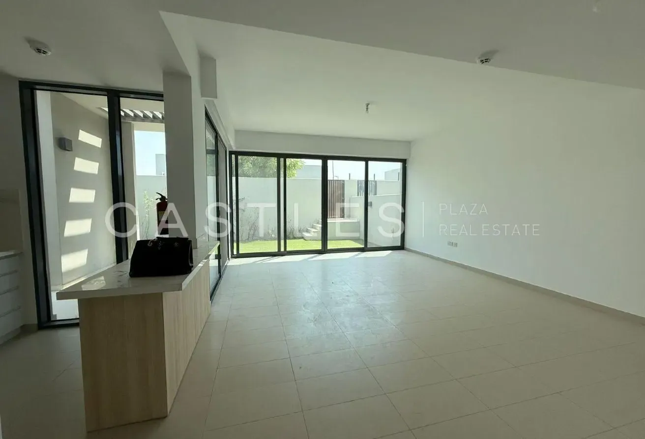 Modern 4BR Townhouse| Private Garden| Pet-Friendly