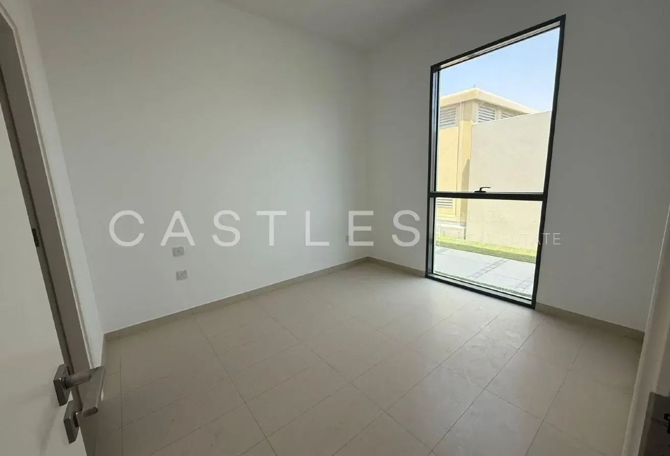 Modern 4BR Townhouse| Private Garden| Pet-Friendly