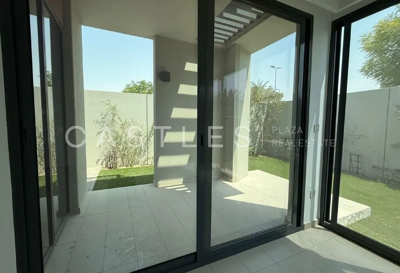 Modern 4BR Townhouse| Private Garden| Pet-Friendly