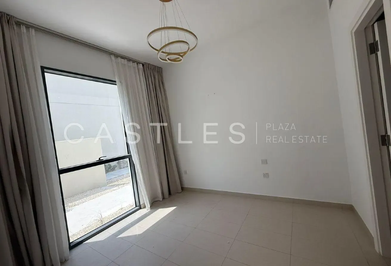 Modern 4BR Townhouse| Private Garden| Pet-Friendly