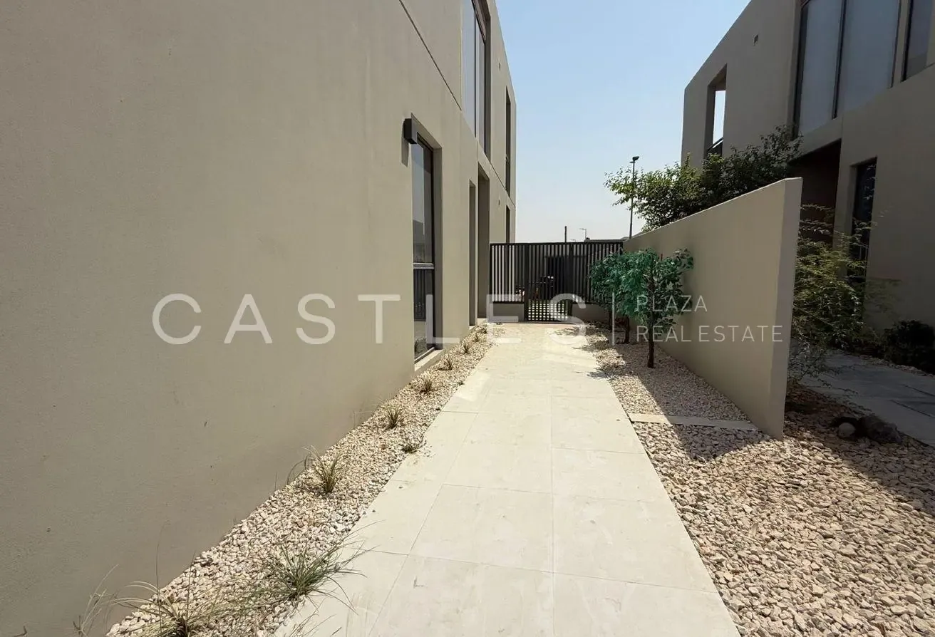 Modern 4BR Townhouse| Private Garden| Pet-Friendly