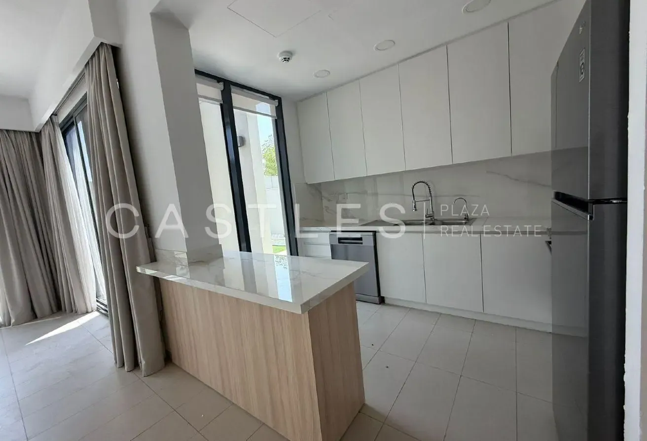 Modern 4BR Townhouse| Private Garden| Pet-Friendly