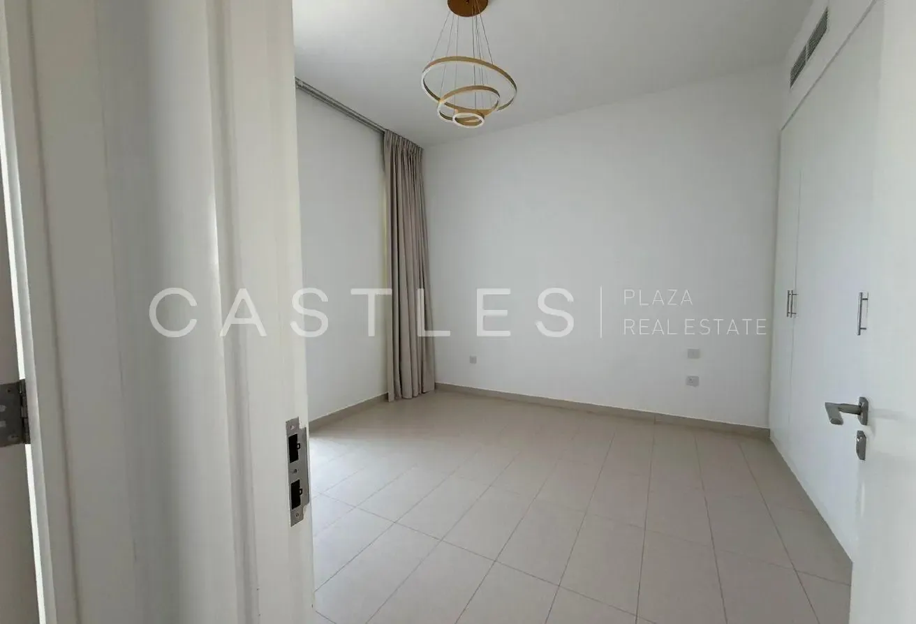 Modern 4BR Townhouse| Private Garden| Pet-Friendly