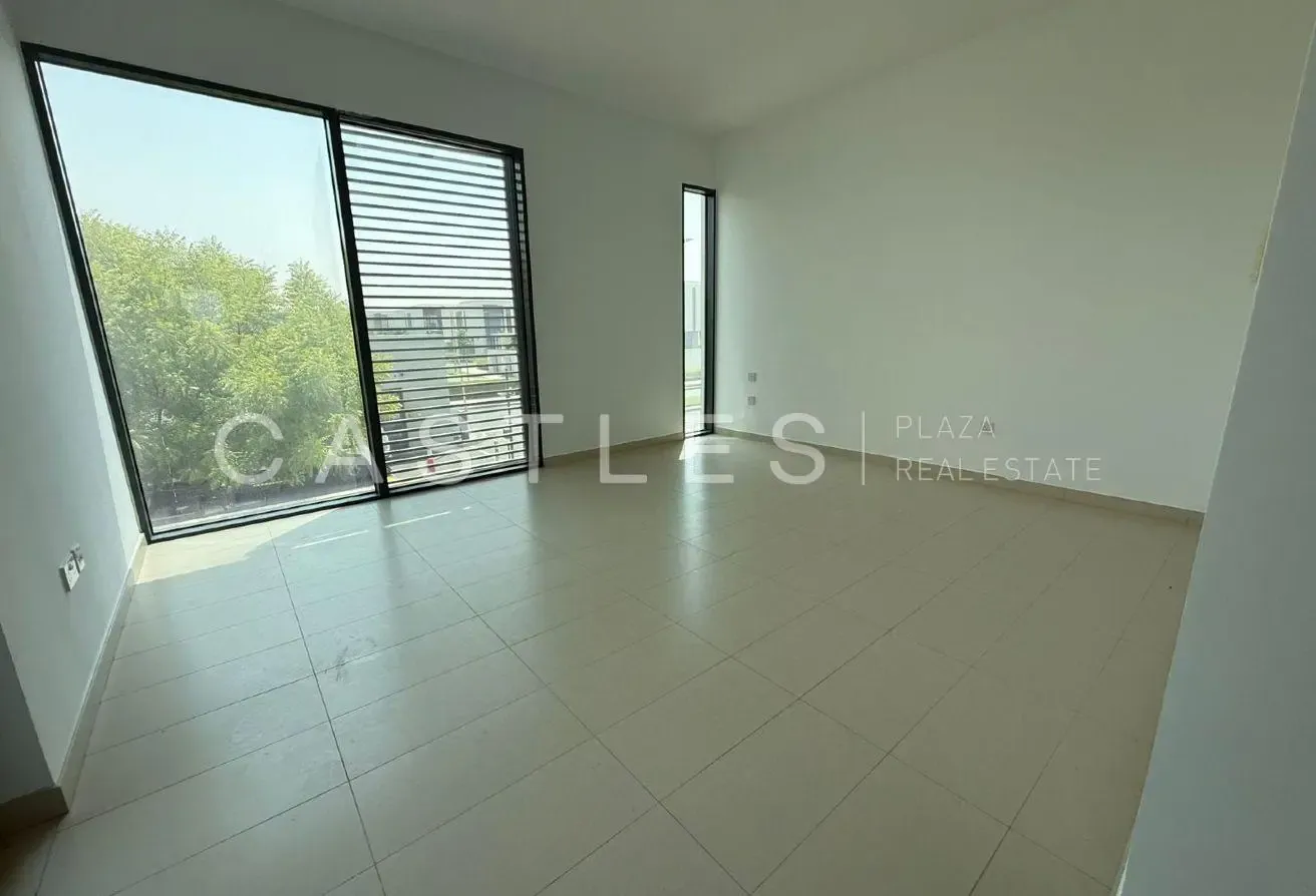 Modern 4BR Townhouse| Private Garden| Pet-Friendly