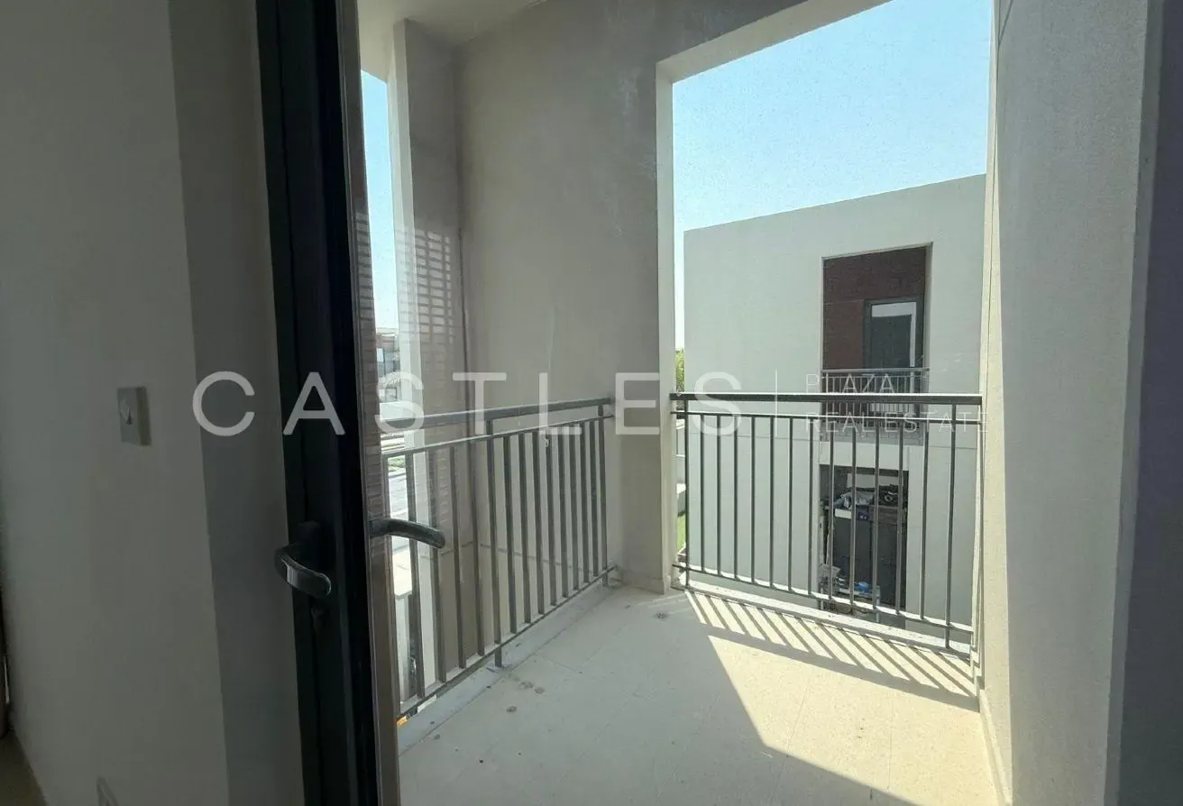 Modern 4BR Townhouse| Private Garden| Pet-Friendly