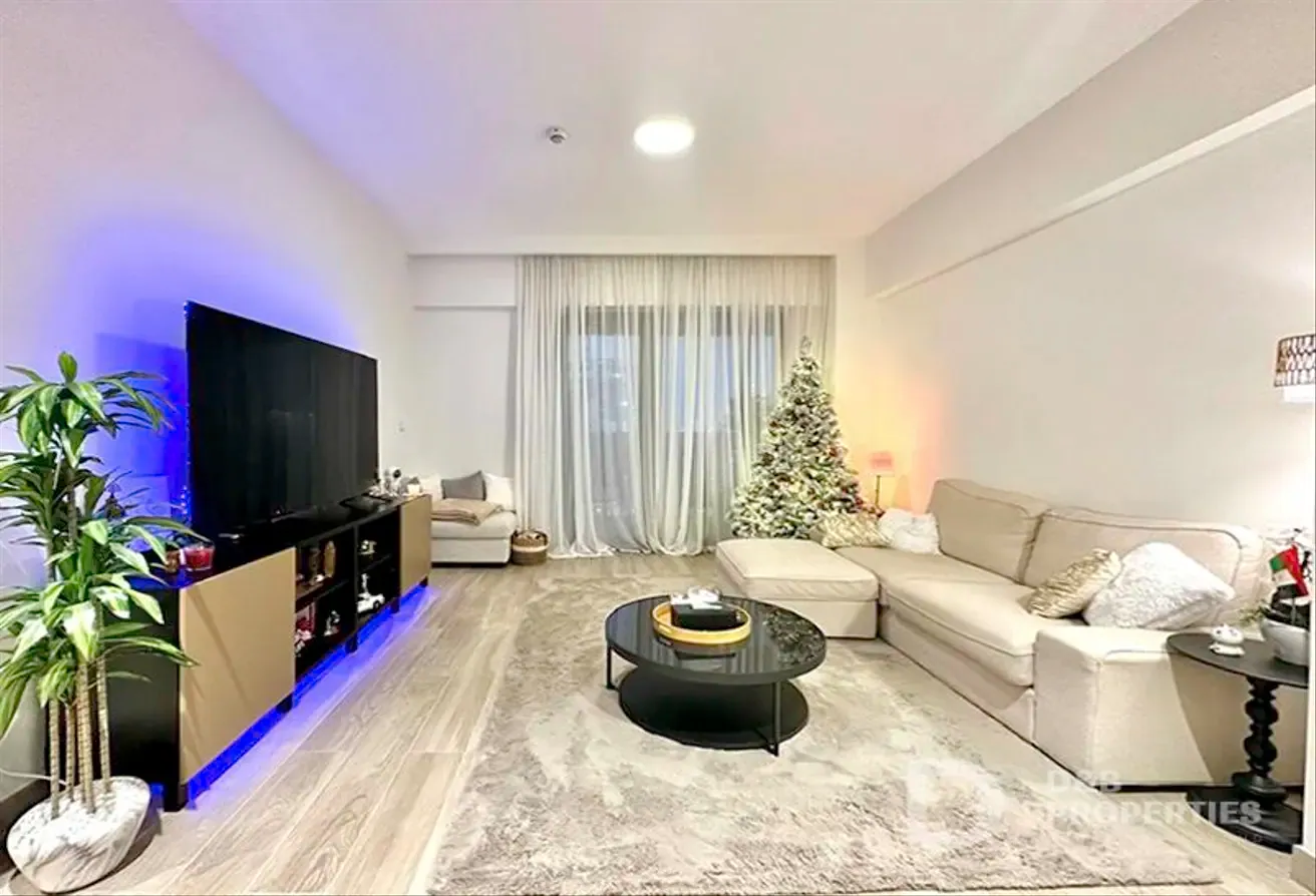Spacious Mid Floor Unit | Bright | Prime Location