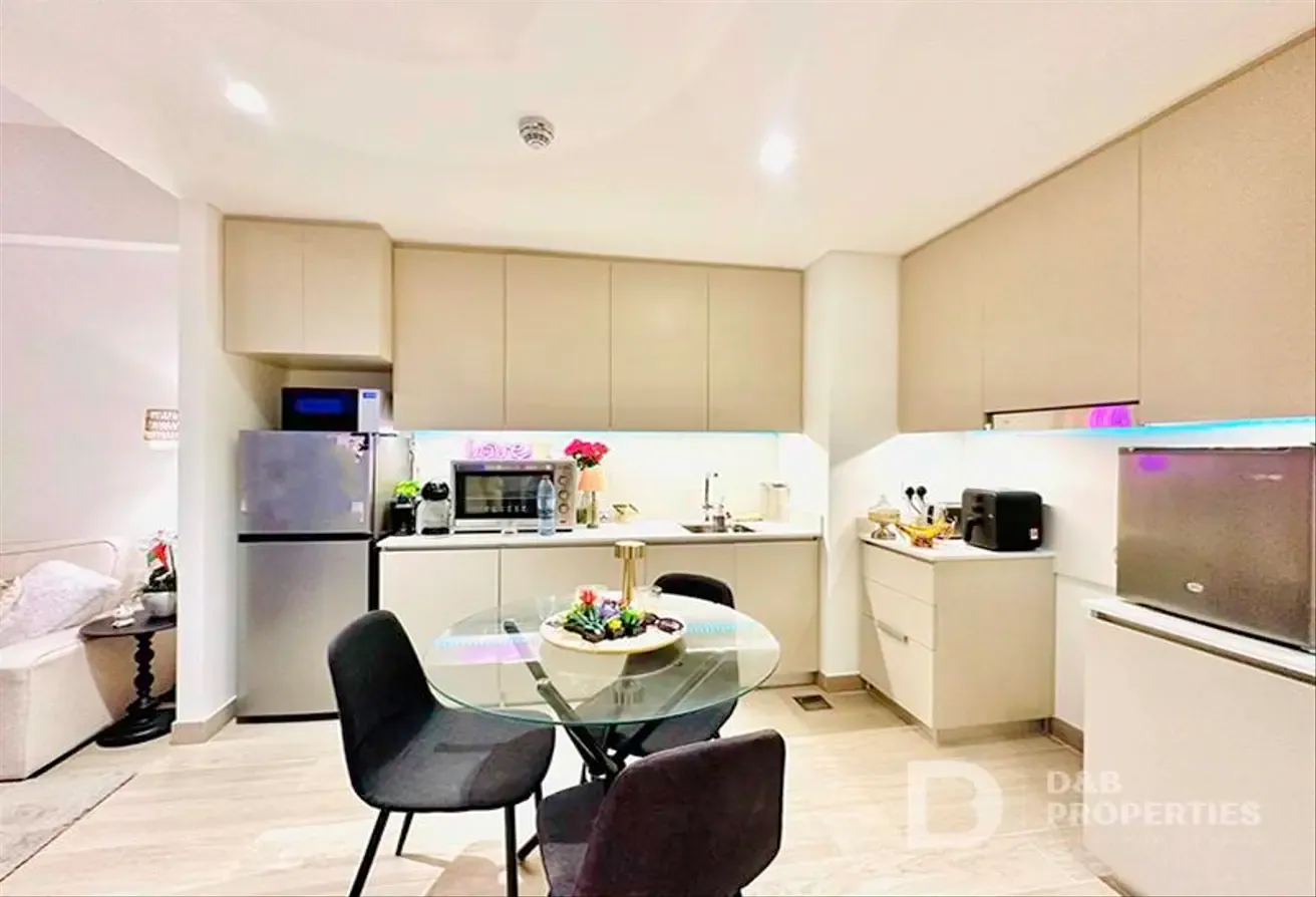 Spacious Mid Floor Unit | Bright | Prime Location