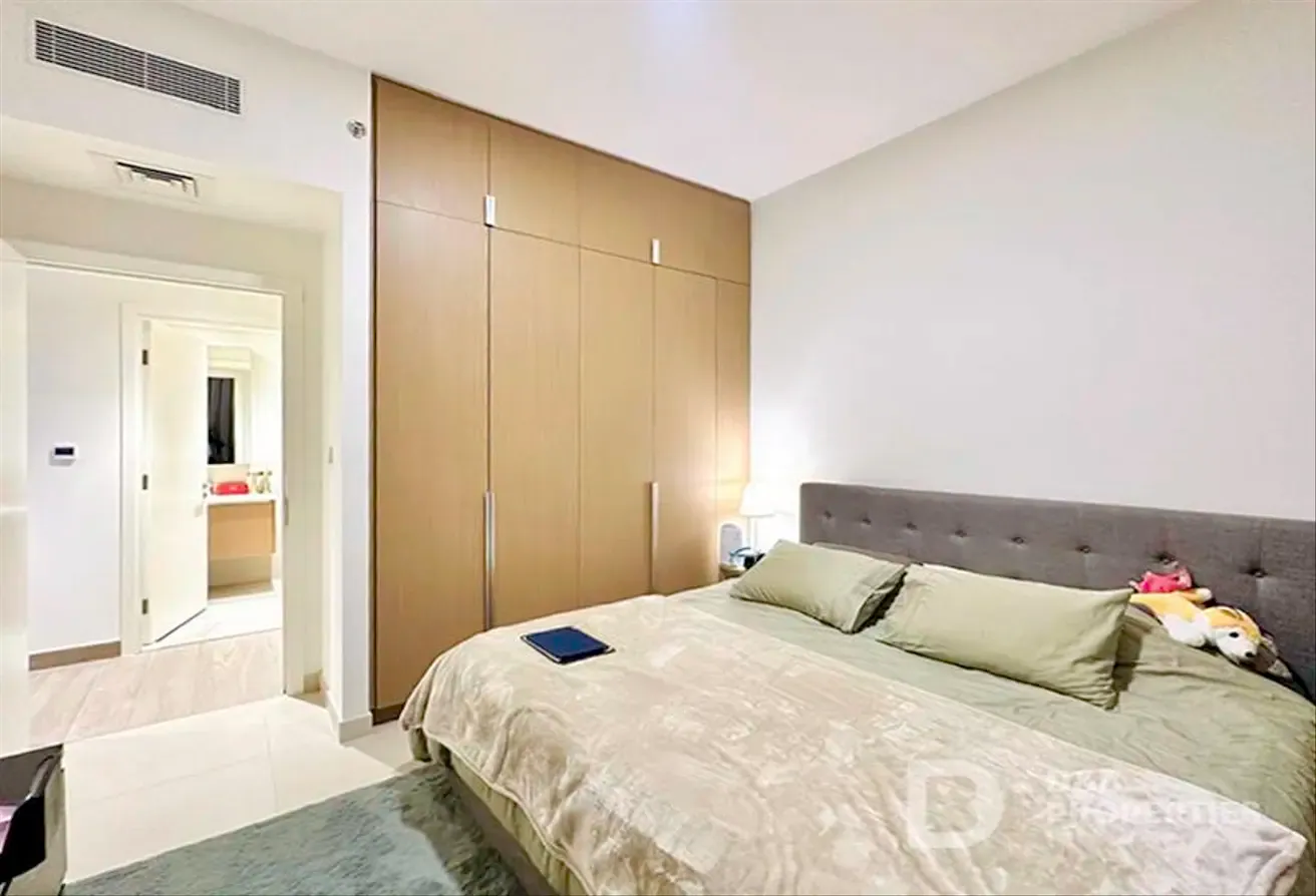 Spacious Mid Floor Unit | Bright | Prime Location