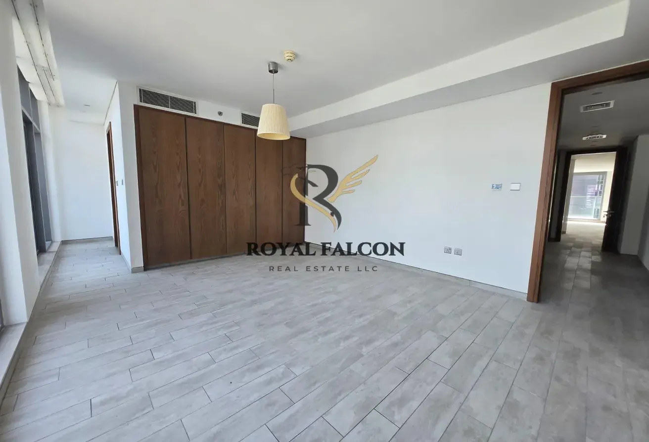 FULL CANAL AND STABLE VIEW| HIGH FLOOR| UNFURNISH