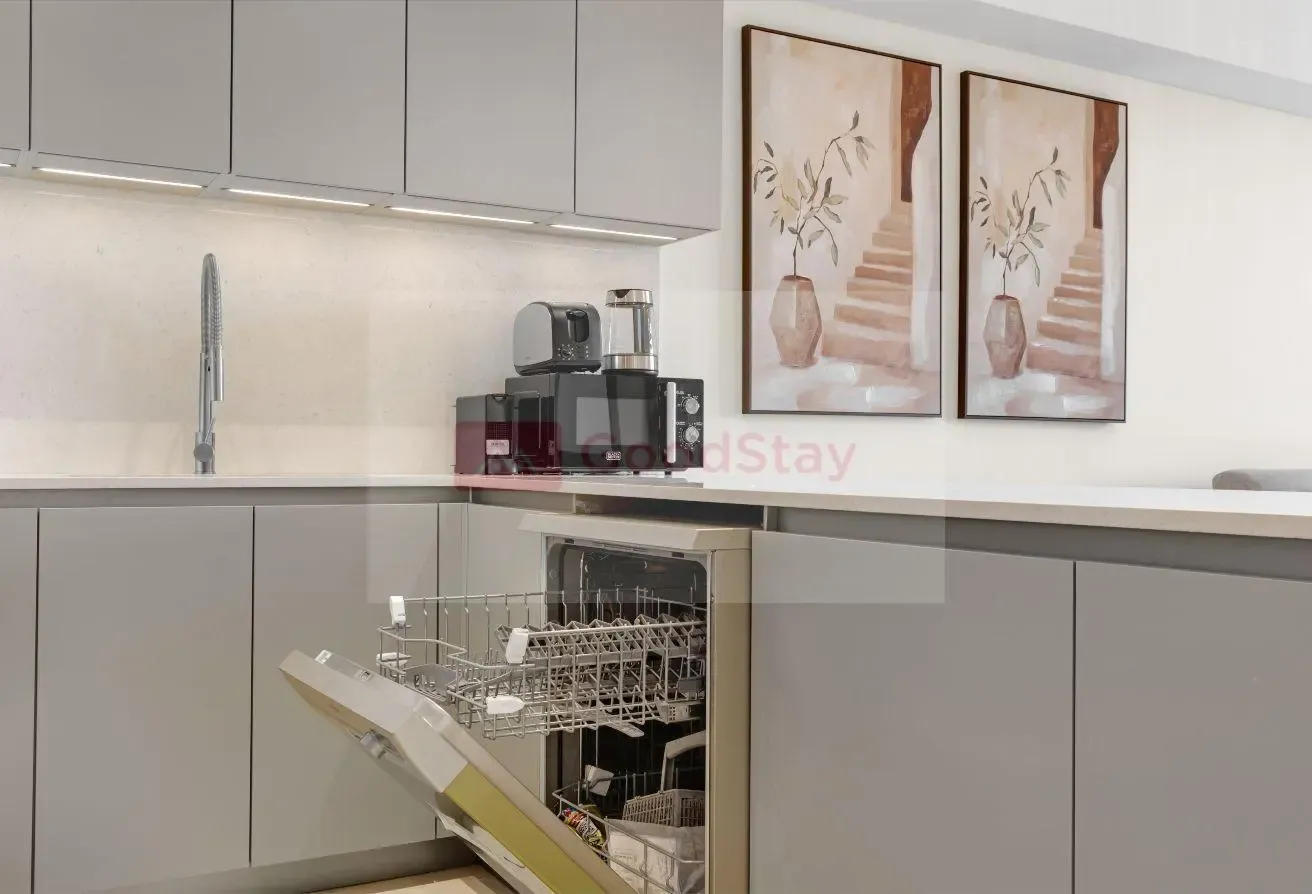 Stylish Fully-Equipped 2BDR, Gym & Pool Access