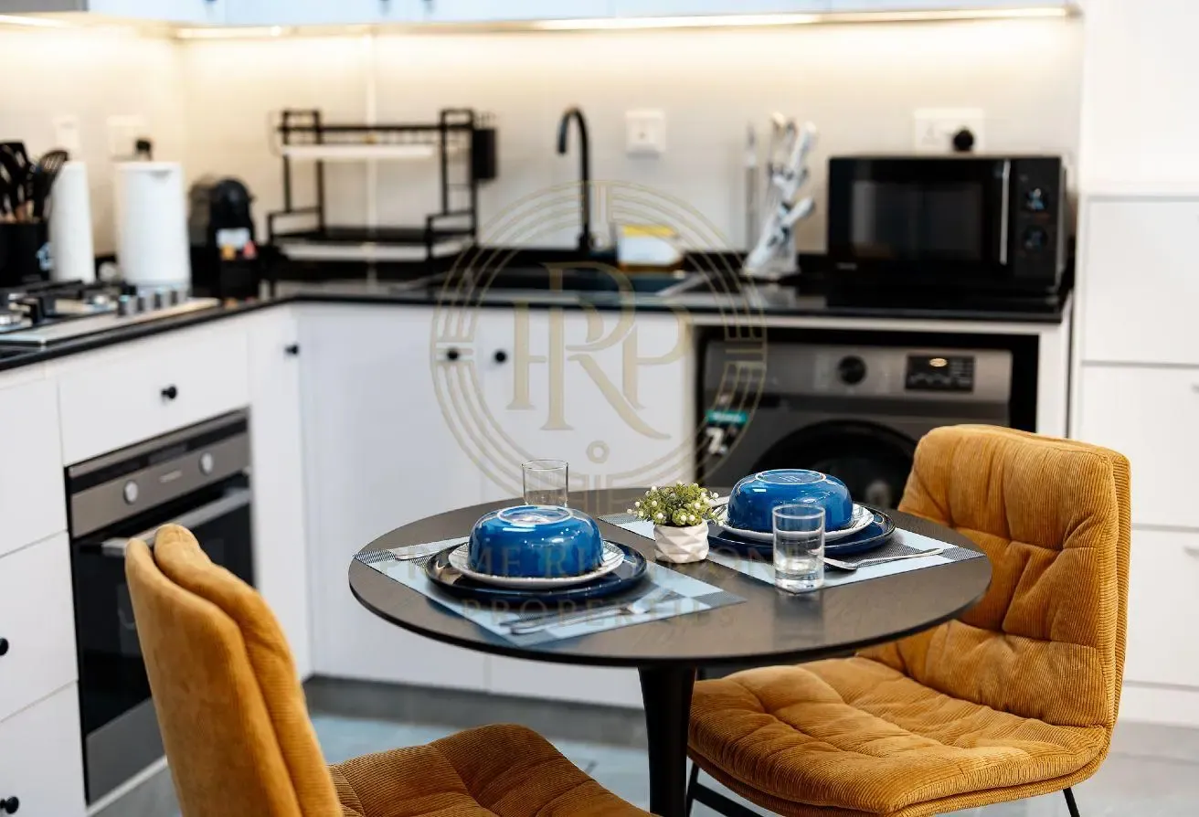 Fully Upgraded| Gas and Chiller Free | City View