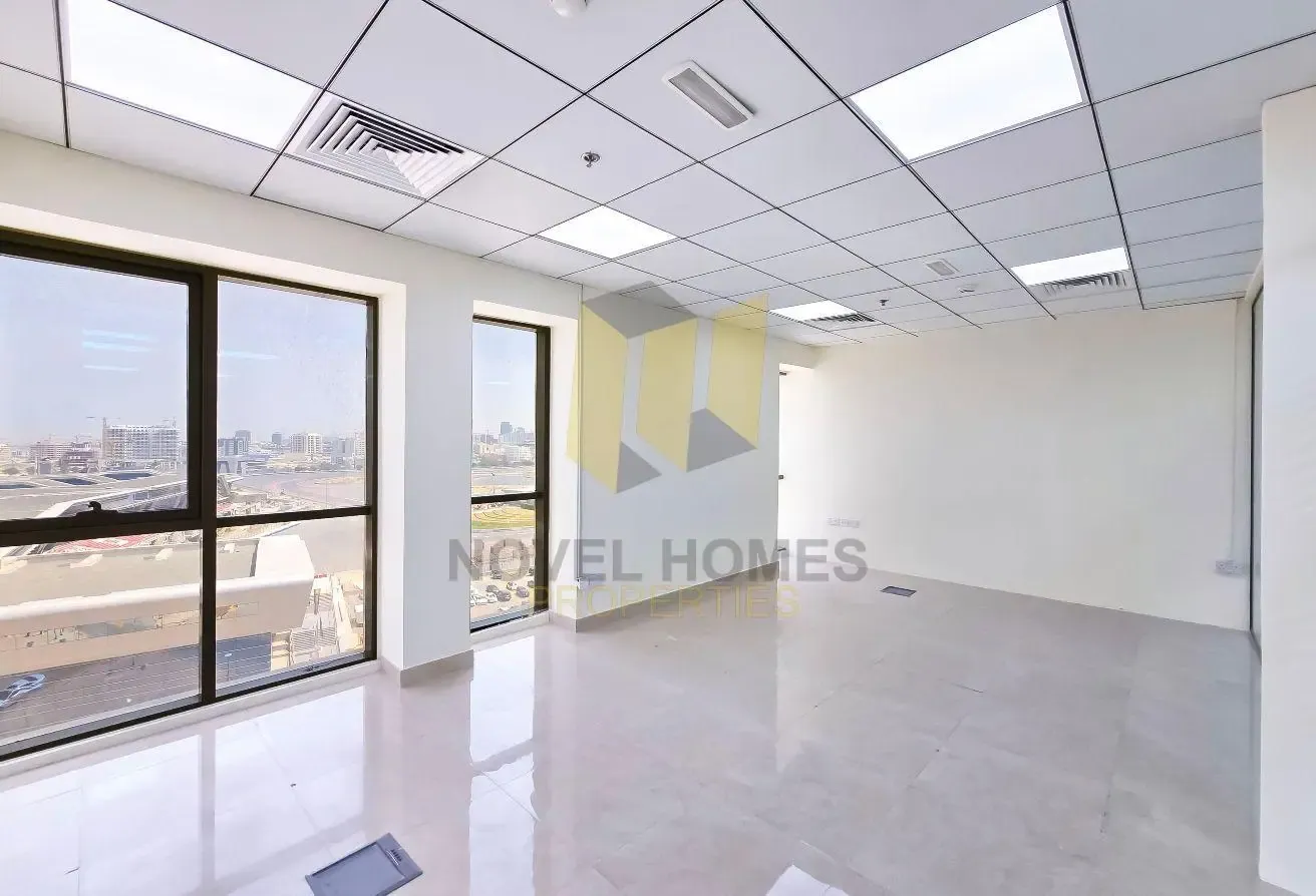 READY TO MOVE | FITTED OFFICE | 3 PARKING SLOTS