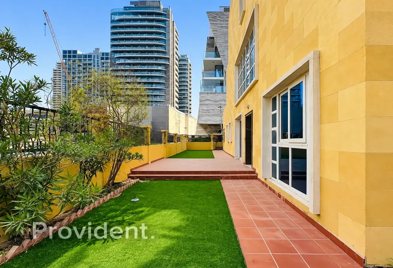 Fully Furnished | Vacant | Corner Unit