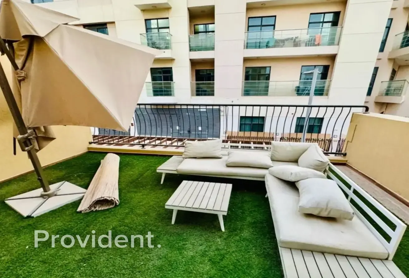 Fully Furnished | Vacant | Corner Unit