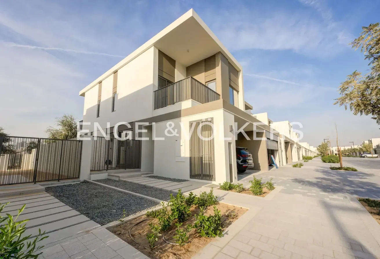 Single Row | View Today | Close to Park |