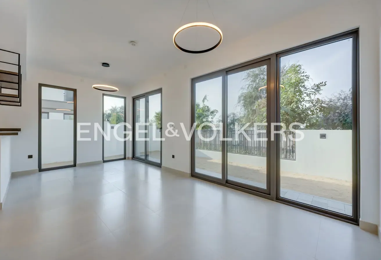 Single Row | View Today | Close to Park |