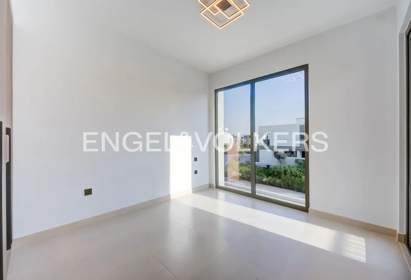 Single Row | View Today | Close to Park |