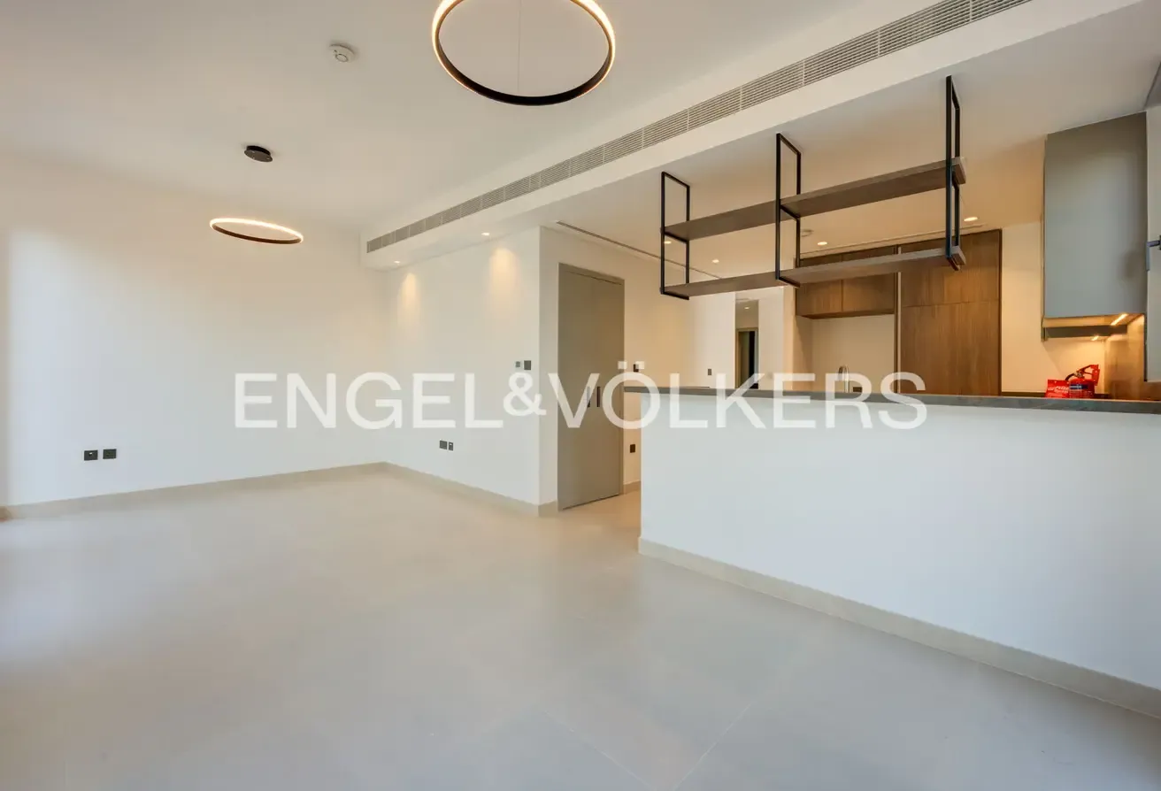 Single Row | View Today | Close to Park |