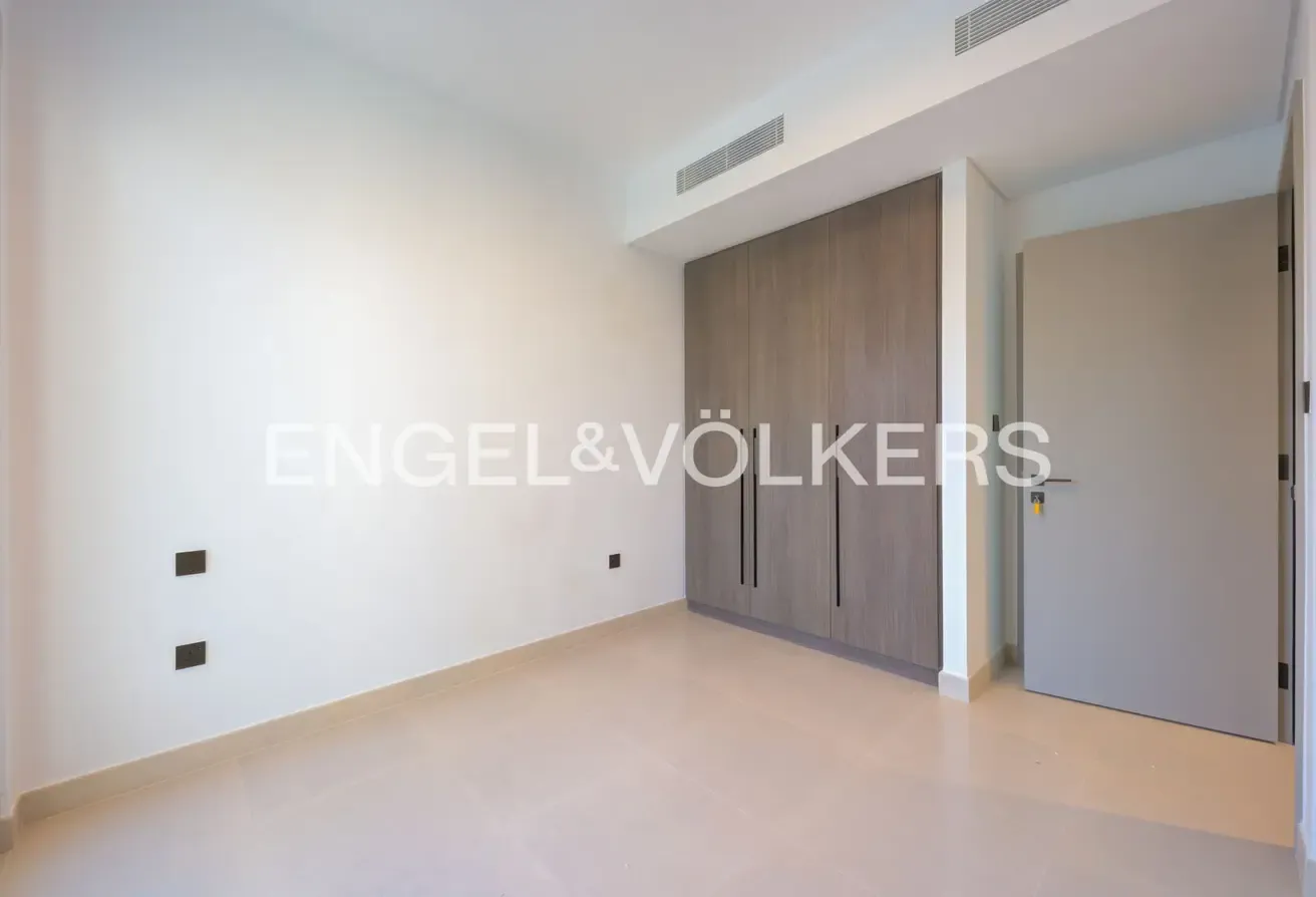 Single Row | View Today | Close to Park |