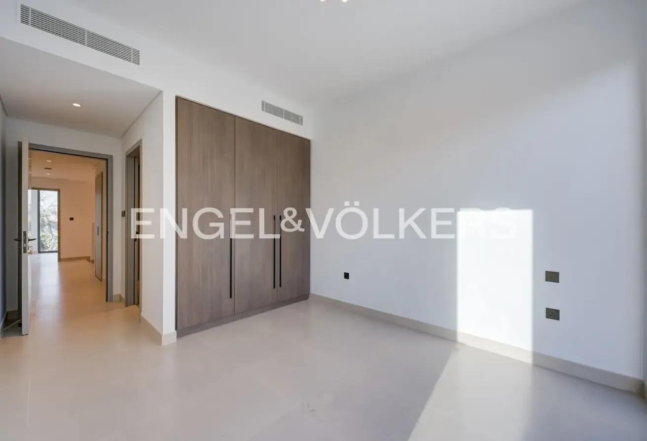 Single Row | View Today | Close to Park |