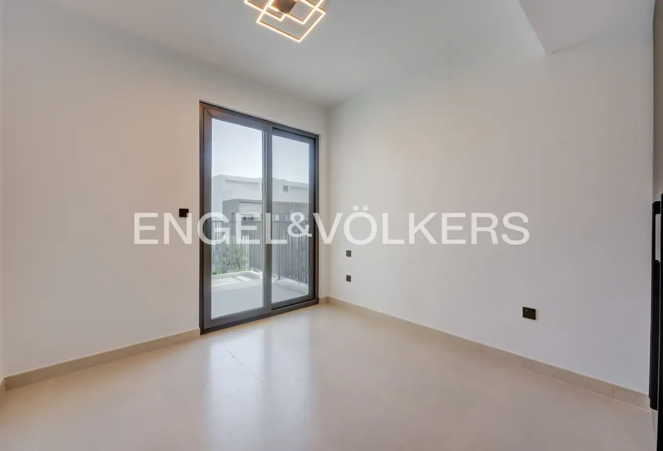 Single Row | View Today | Close to Park |