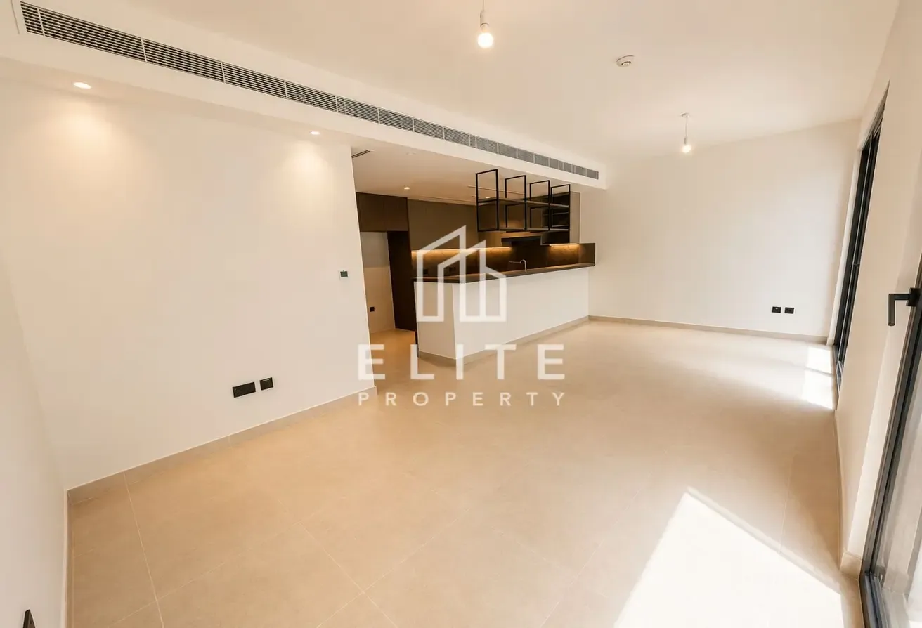 PRIME LOCATION, NEAR THE POOL, VACANT