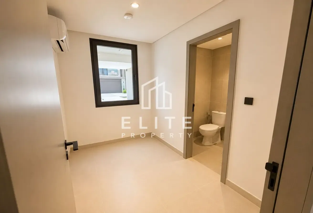 PRIME LOCATION, NEAR THE POOL, VACANT