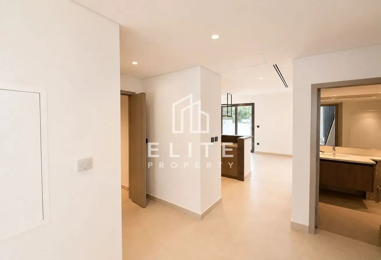 PRIME LOCATION, NEAR THE POOL, VACANT
