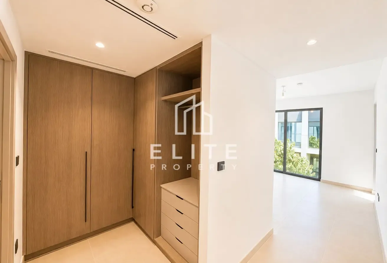 PRIME LOCATION, NEAR THE POOL, VACANT