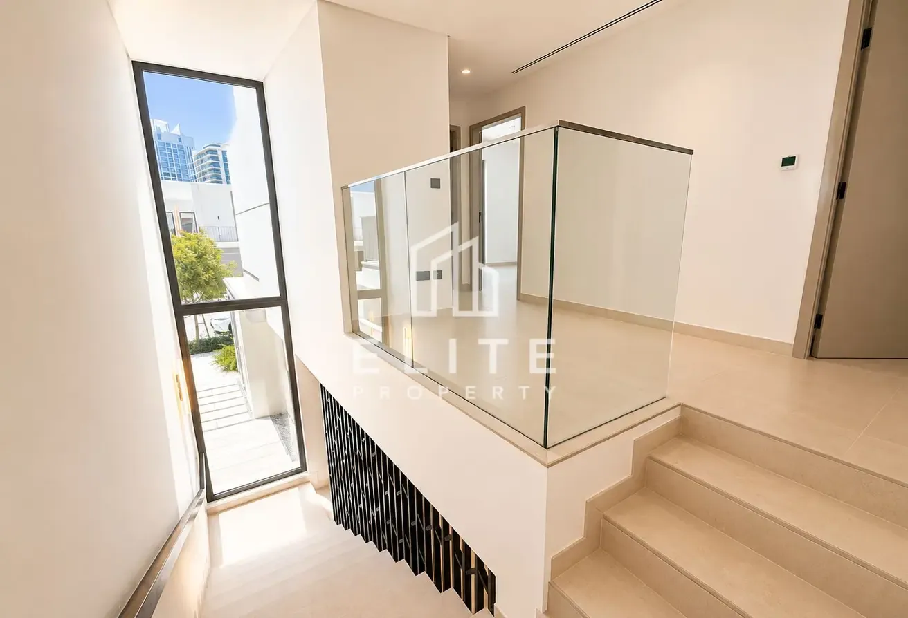 PRIME LOCATION, NEAR THE POOL, VACANT