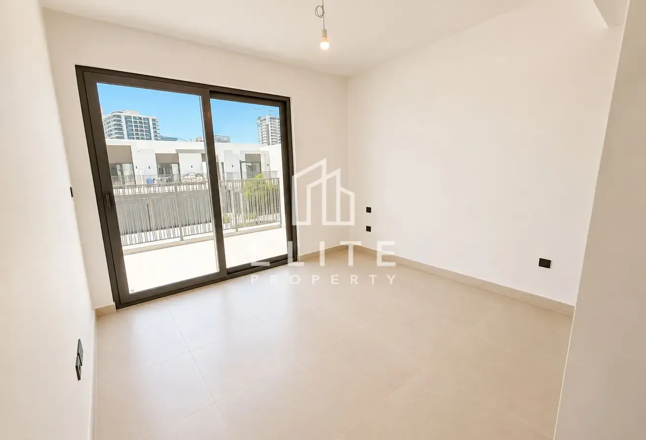 PRIME LOCATION, NEAR THE POOL, VACANT