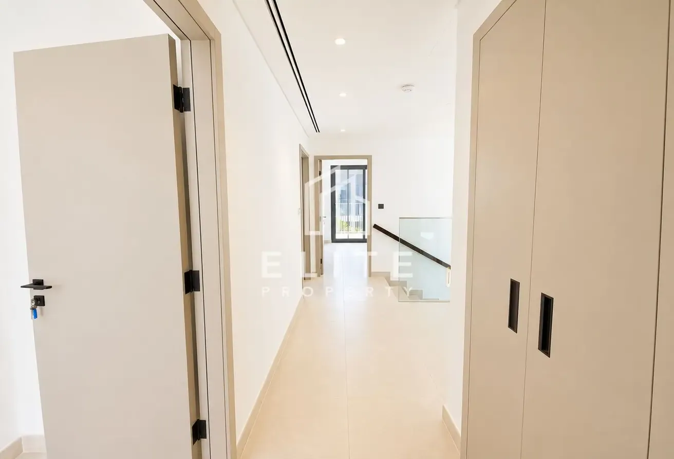 PRIME LOCATION, NEAR THE POOL, VACANT
