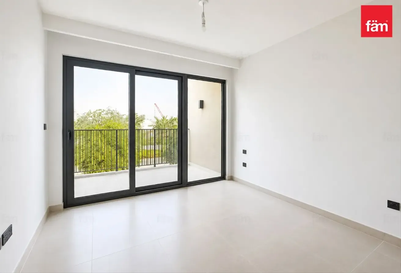 Close to Amenities Single Row 3 Beds Aura Gardens