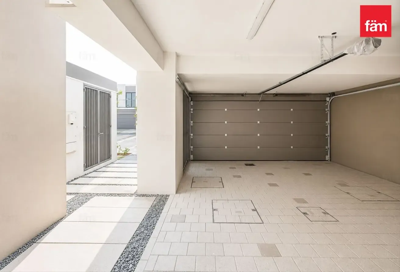 Close to Amenities Single Row 3 Beds Aura Gardens