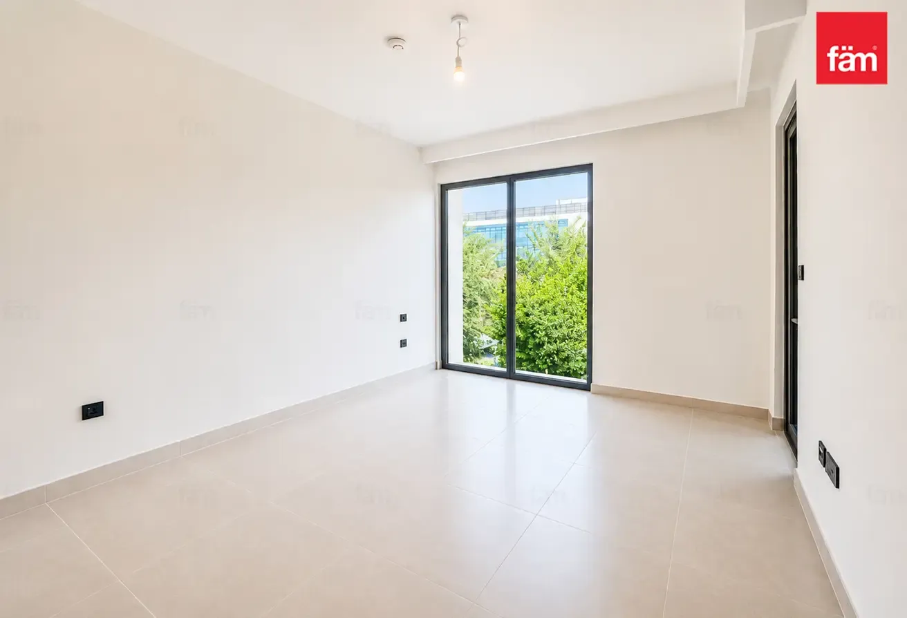 Close to Amenities Single Row 3 Beds Aura Gardens