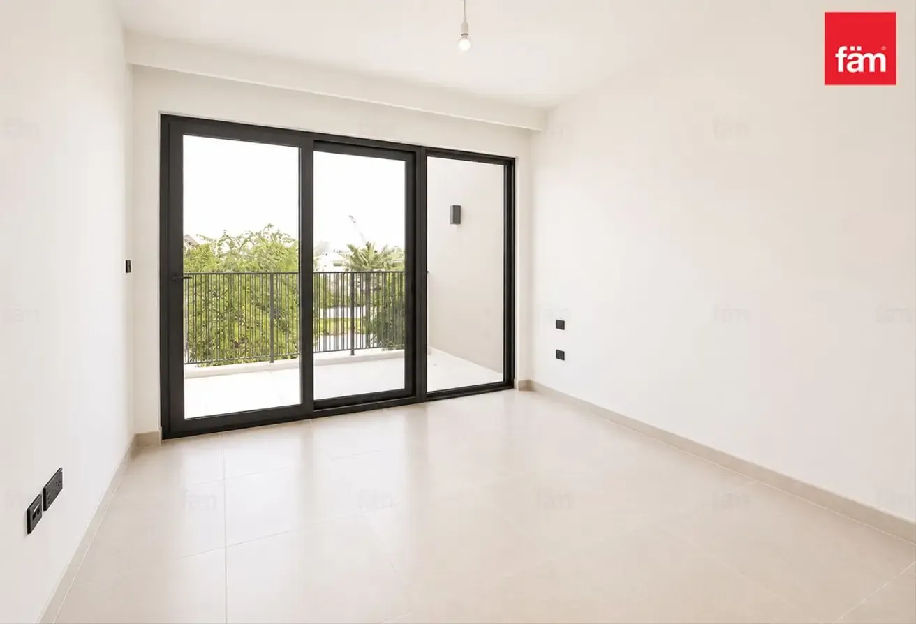 Close to Amenities Single Row 3 Beds Aura Gardens