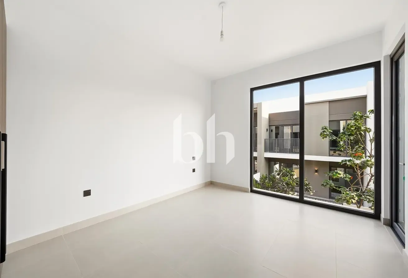 Immaculate Condition | Close to park | Modern
