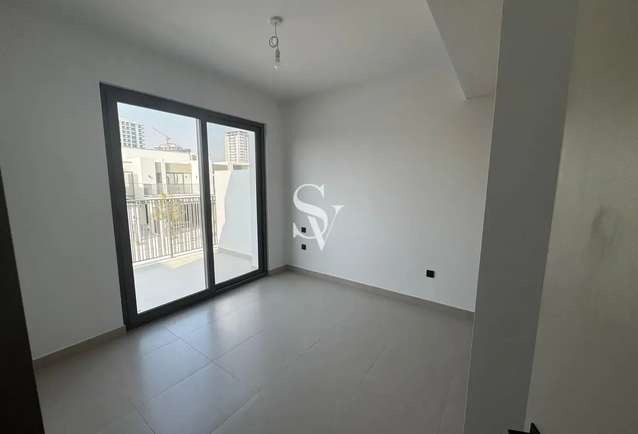 Single Row | Vacant | Near TO Pool And Park