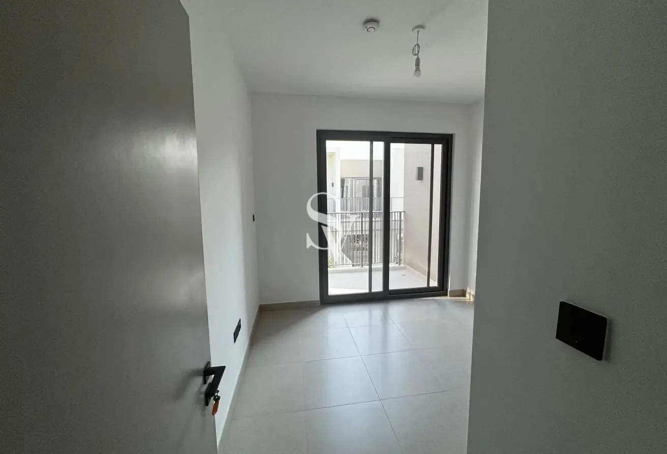 Single Row | Vacant | Near TO Pool And Park
