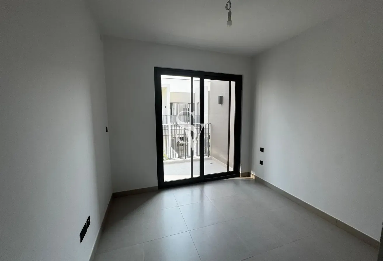 Single Row | Vacant | Near TO Pool And Park
